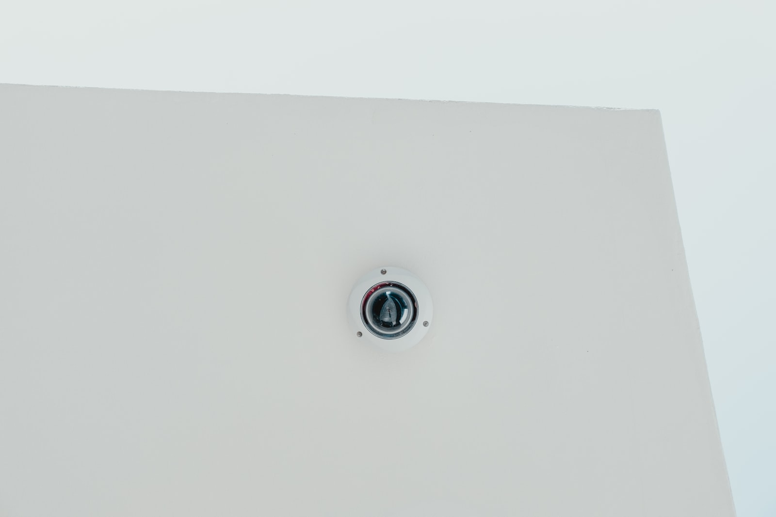 Caméra de surveillance extérieure intelligente avec éclairage intégré